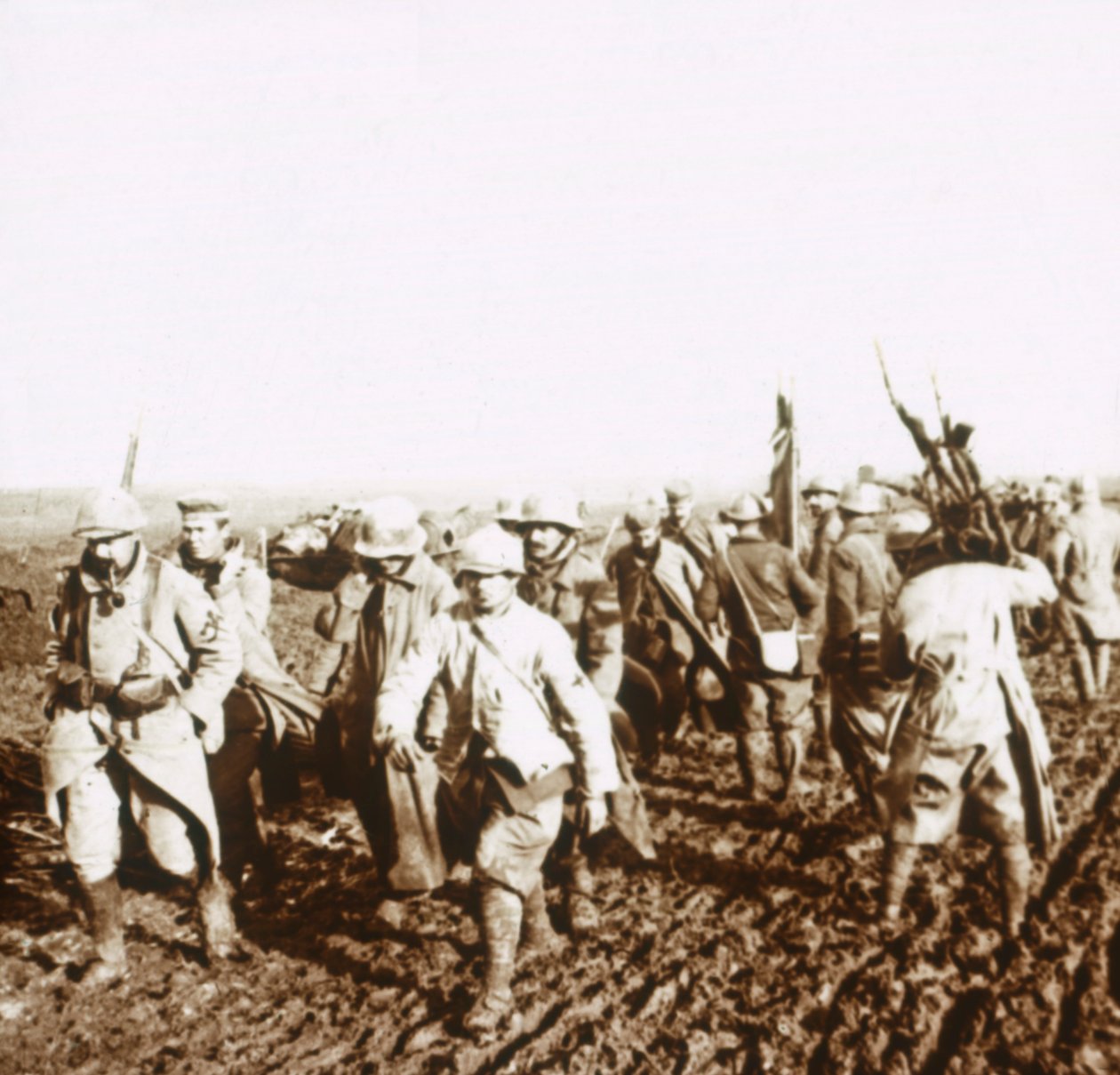 जर्मन कैदियों के साथ फ्रांसीसी सैनिक, c1914-c1918 द्वारा अज्ञात