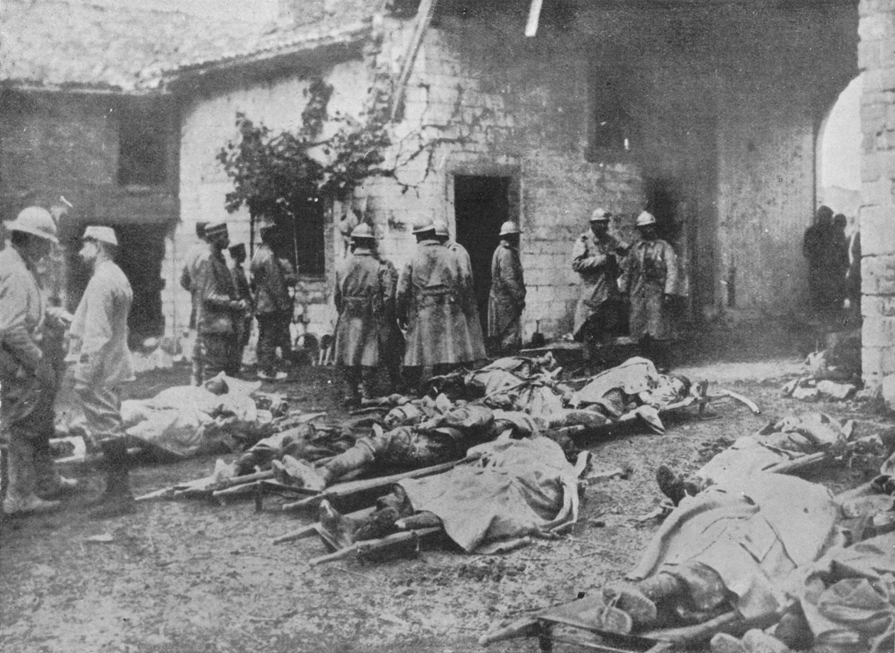 1915 की पंक्तियों के पीछे एक खेत में एक हमले के दौरान हटाए गए फ्रांसीसी घायल द्वारा अज्ञात