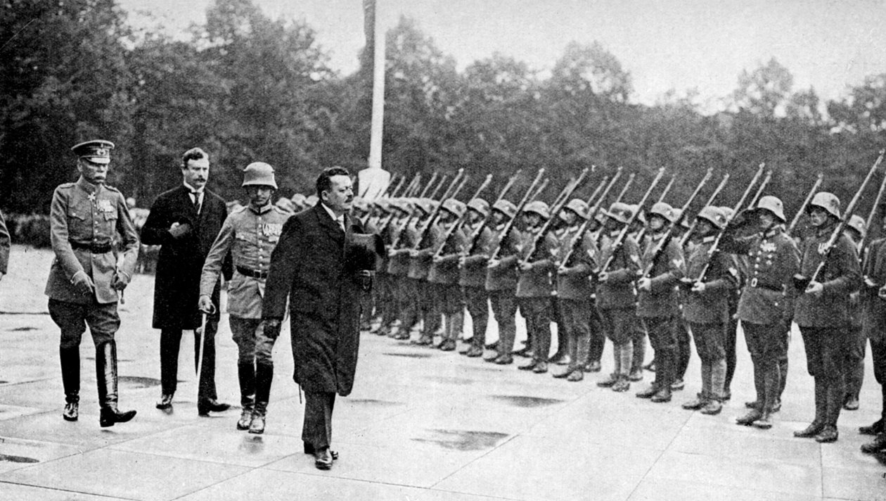 फ्रेडरिक एबर्ट 1871-1925, सैनिकों का निरीक्षण करते हुए, जर्मनी, 1922 द्वारा अज्ञात