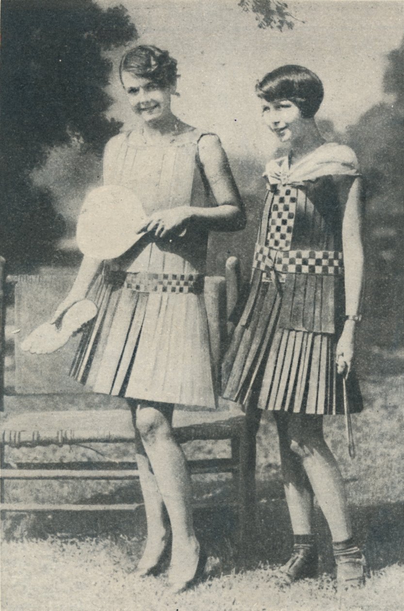 फ्रॉक ऑफ स्ट्रिप्स ऑफ वुड, c1935 द्वारा अज्ञात