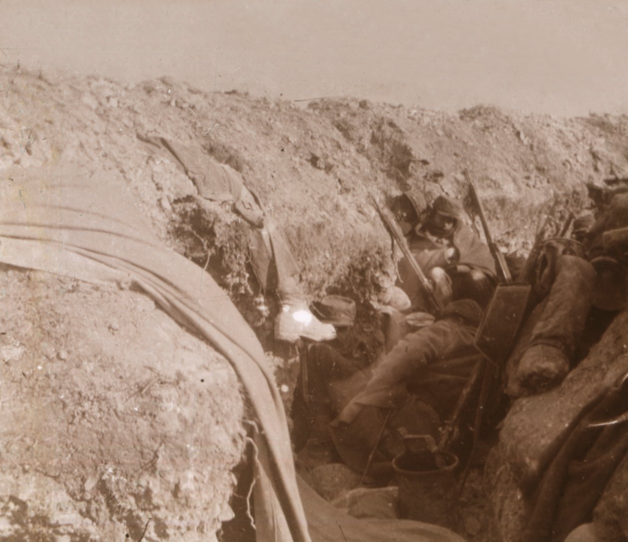 फ्रंट लाइन की खाइयां, ब्यूसजोर, उत्तरी फ्रांस, c1914-c1918 द्वारा अज्ञात