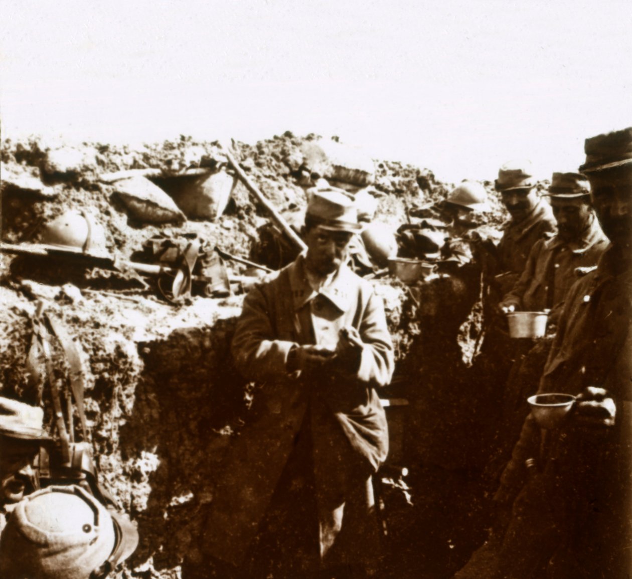 फ्रंट लाइन ट्रेंच, c1914-c1918 द्वारा अज्ञात