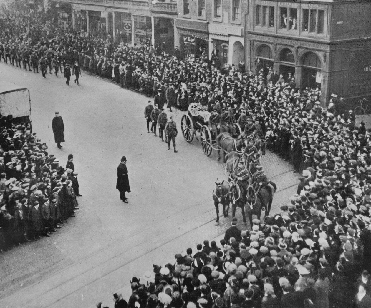 अंतिम संस्कार, पूर्ण सैन्य सम्मान के साथ, 1915 के ब्लेचर के कप्तान का। द्वारा अज्ञात