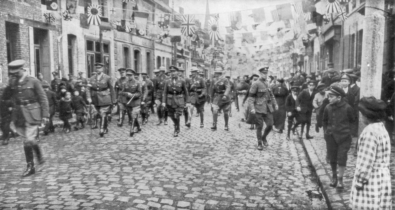 27 अक्टूबर 1918 को एक स्वतंत्र शहर से गुजरते हुए जनरल करी और कनाडा के सैनिक द्वारा अज्ञात