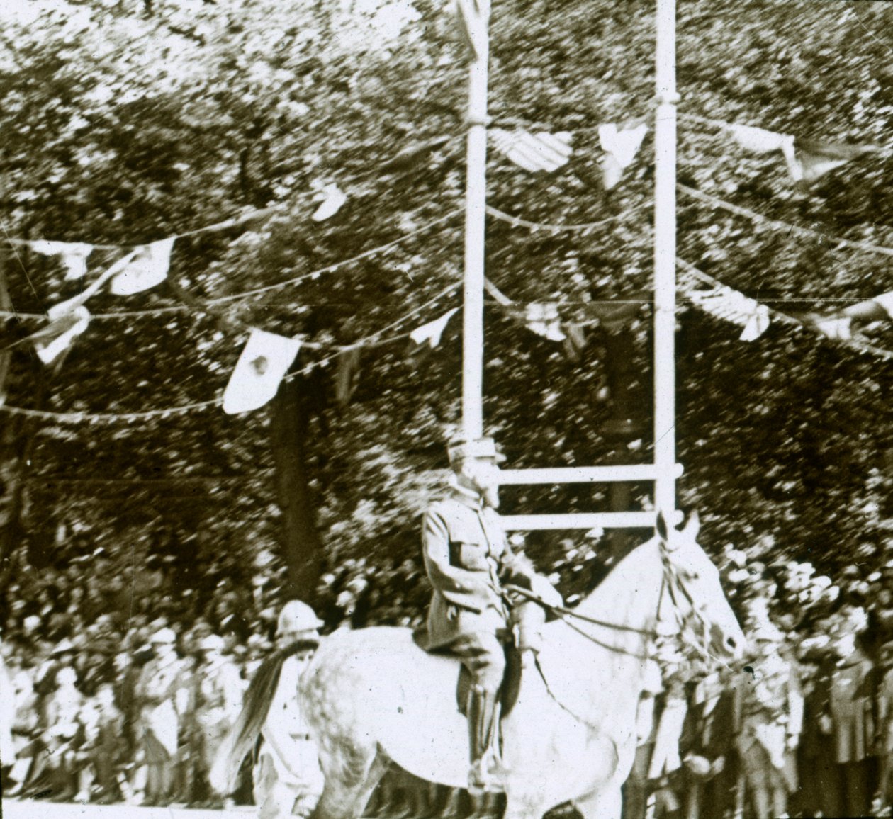 जनरल हेनरी गौर्ड ने एक जीत परेड में, c1918। द्वारा अज्ञात