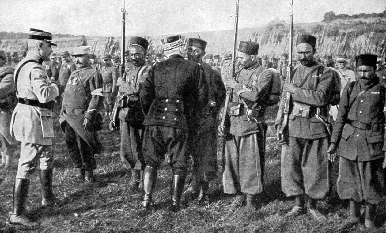 जनरल जोसेफ जोफरे ने पदक, अलसैस, फ्रांस, 1915 को सौंप दिया द्वारा अज्ञात