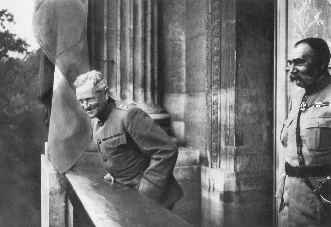 प्रथम विश्व युद्ध, 1917, पेरिस के होटल क्रिलॉन की बालकनी पर जनरल पर्सिंग द्वारा अज्ञात