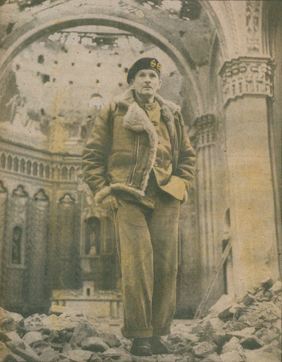जनरल सर बर्नार्ड मोंटगोमरी, 1944-1944, फॉसेशिया के शेल-फटे खंडहरों का सर्वेक्षण करते हैं द्वारा अज्ञात
