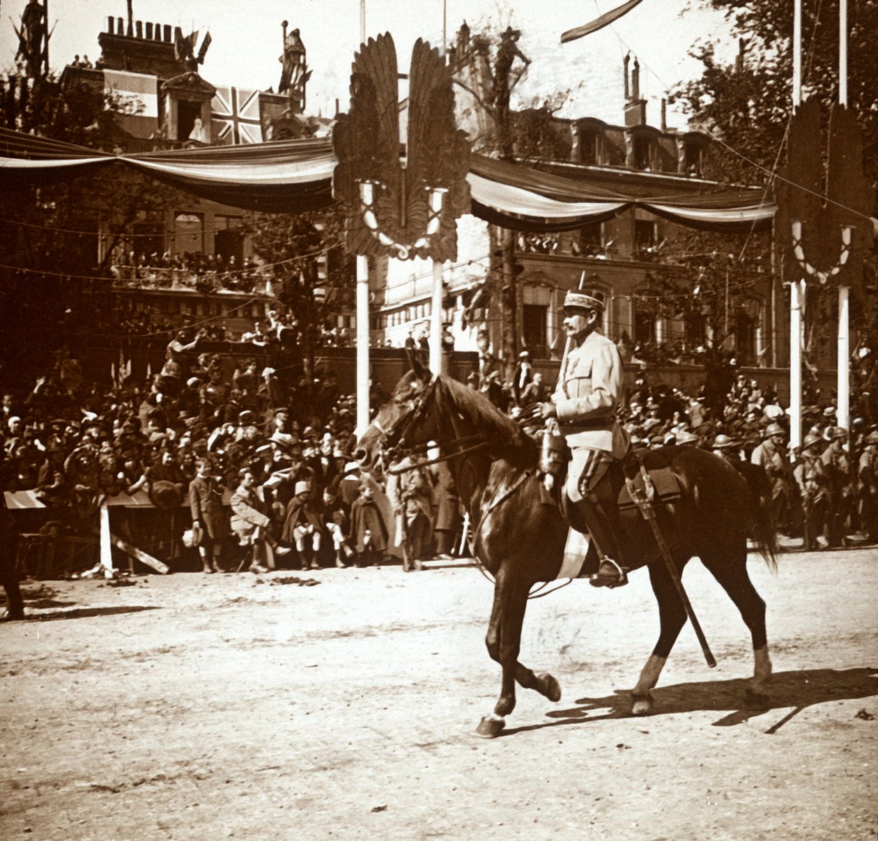 विजय परेड, पेरिस, फ्रांस में जनरल टोलगॉर, c1918-c1919 द्वारा अज्ञात