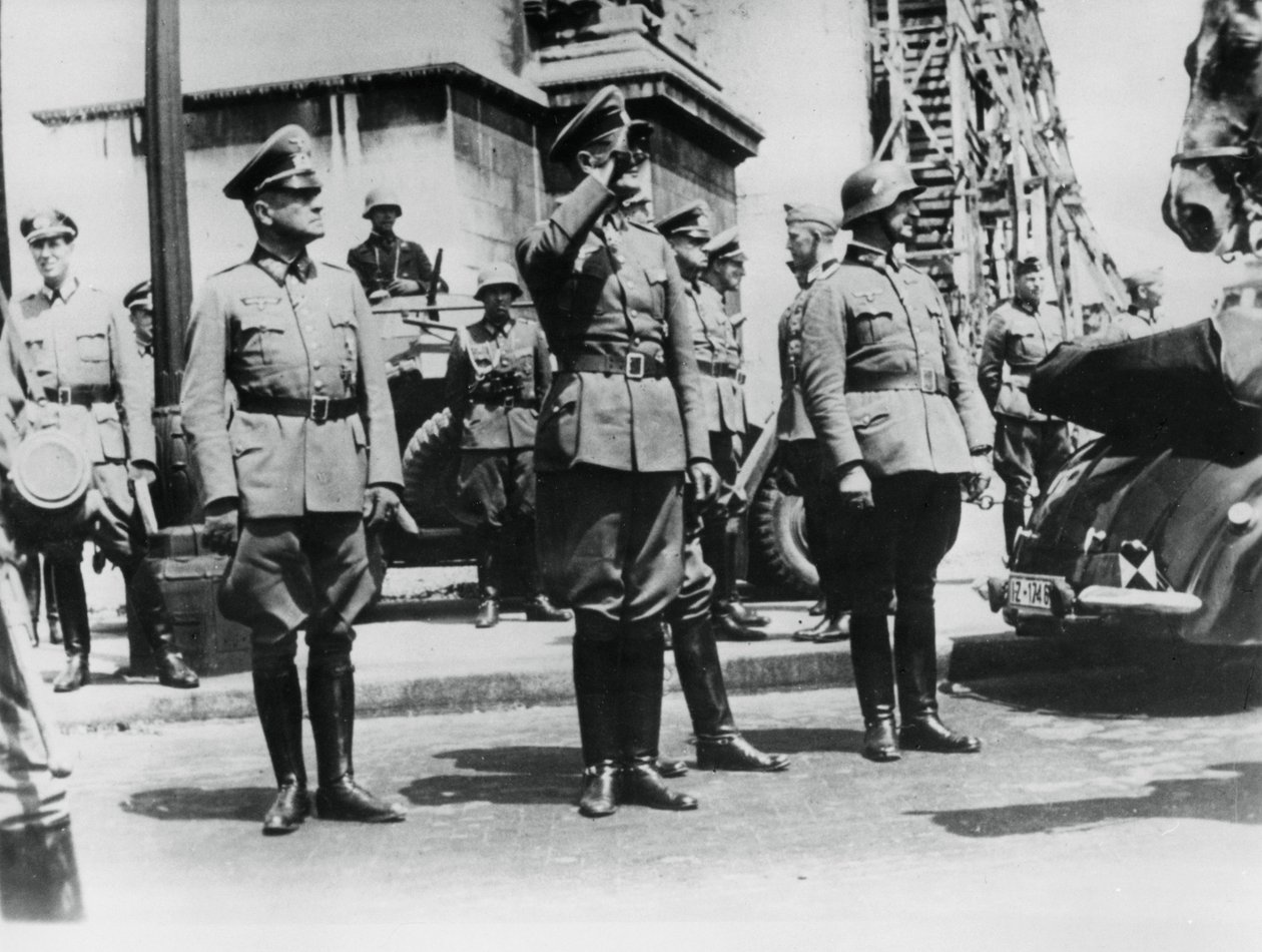 14 जून 1940 को पेरिस के आर्क डी ट्रायम्फ के सामने जर्मन सैनिकों को सलामी देते जनरल वॉन बॉक द्वारा अज्ञात
