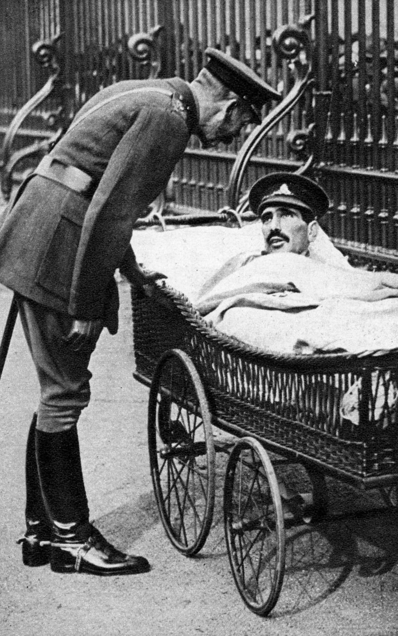 एक घायल सैनिक के साथ जॉर्ज वी, 7 वीं बटालियन शेरवुड फॉरेनर्स, मार्च 1918 द्वारा अज्ञात