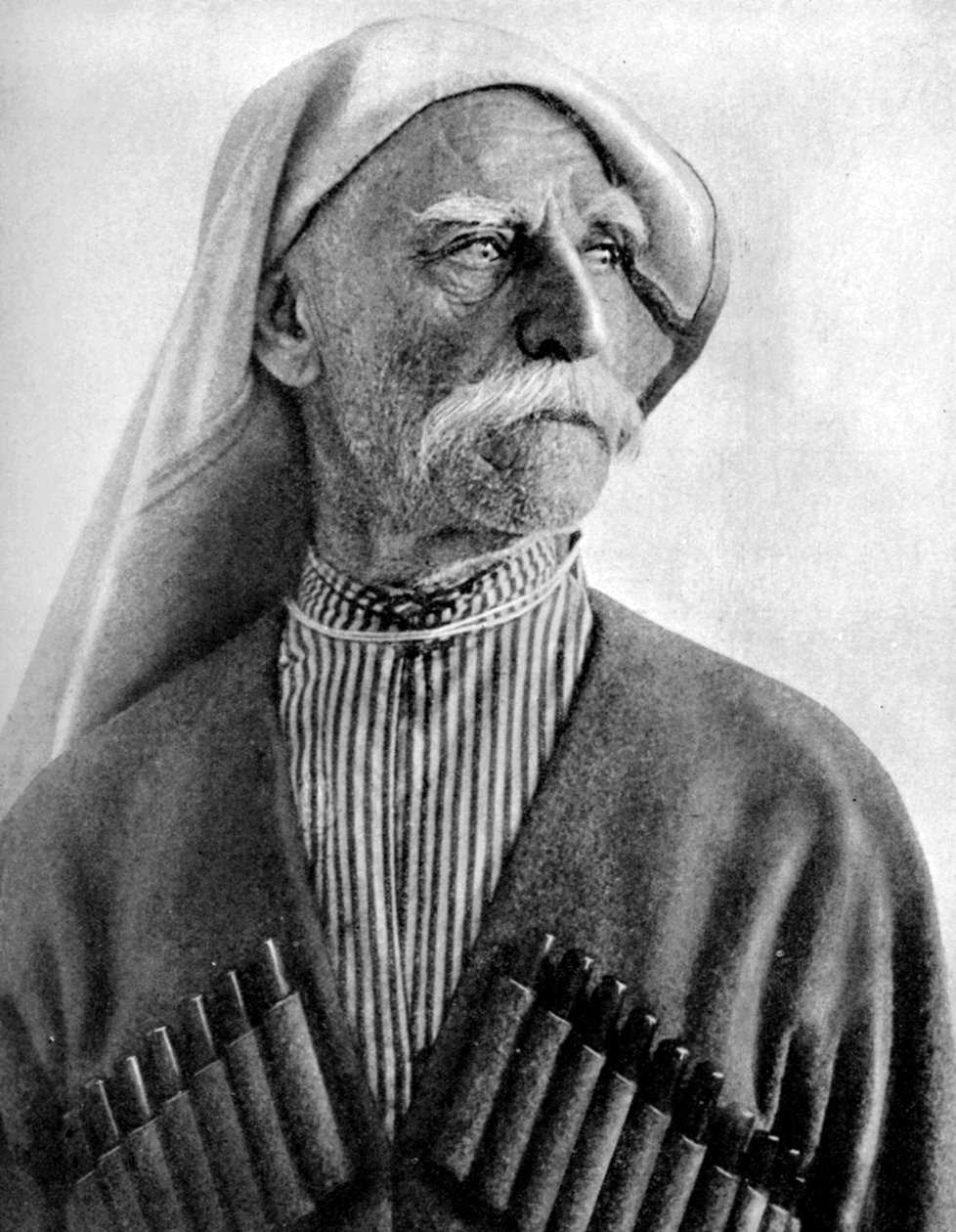 जॉर्जियाई व्यक्ति ने 1936 में एक ट्रेंकस्का पहना था द्वारा अज्ञात