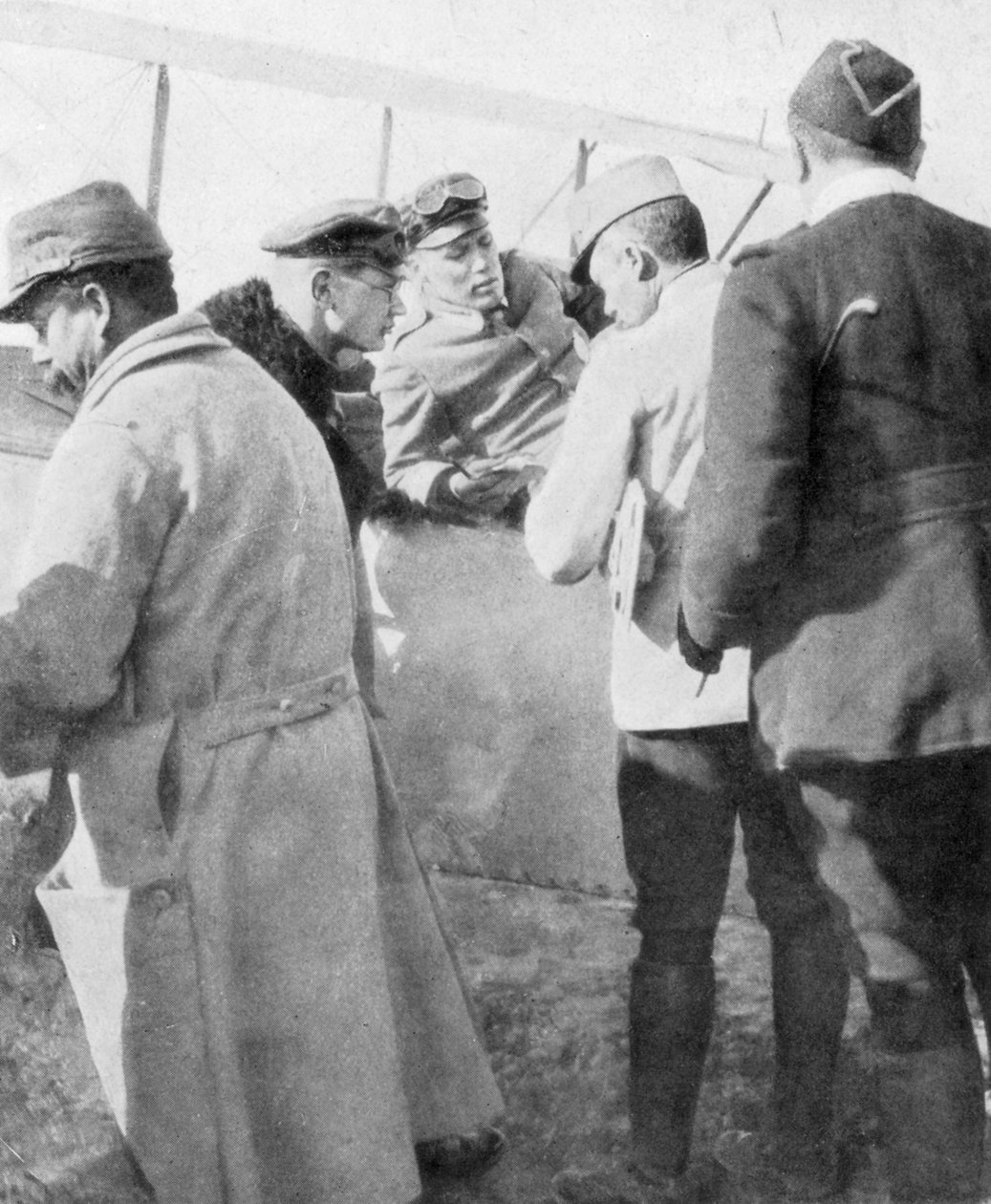 जर्मन एविएटर्स ने फ्रांसीसी इक्का जीन नवरे, 1916 द्वारा गोली मार दी द्वारा अज्ञात
