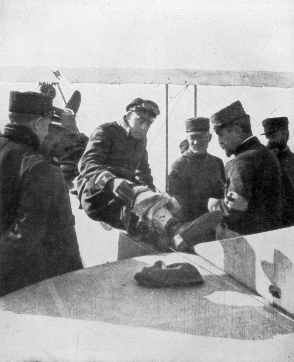 जर्मन एविएटर्स ने फ्रेंच इक्का जीन नावर्रे, 1916 द्वारा गोली मार दी द्वारा अज्ञात