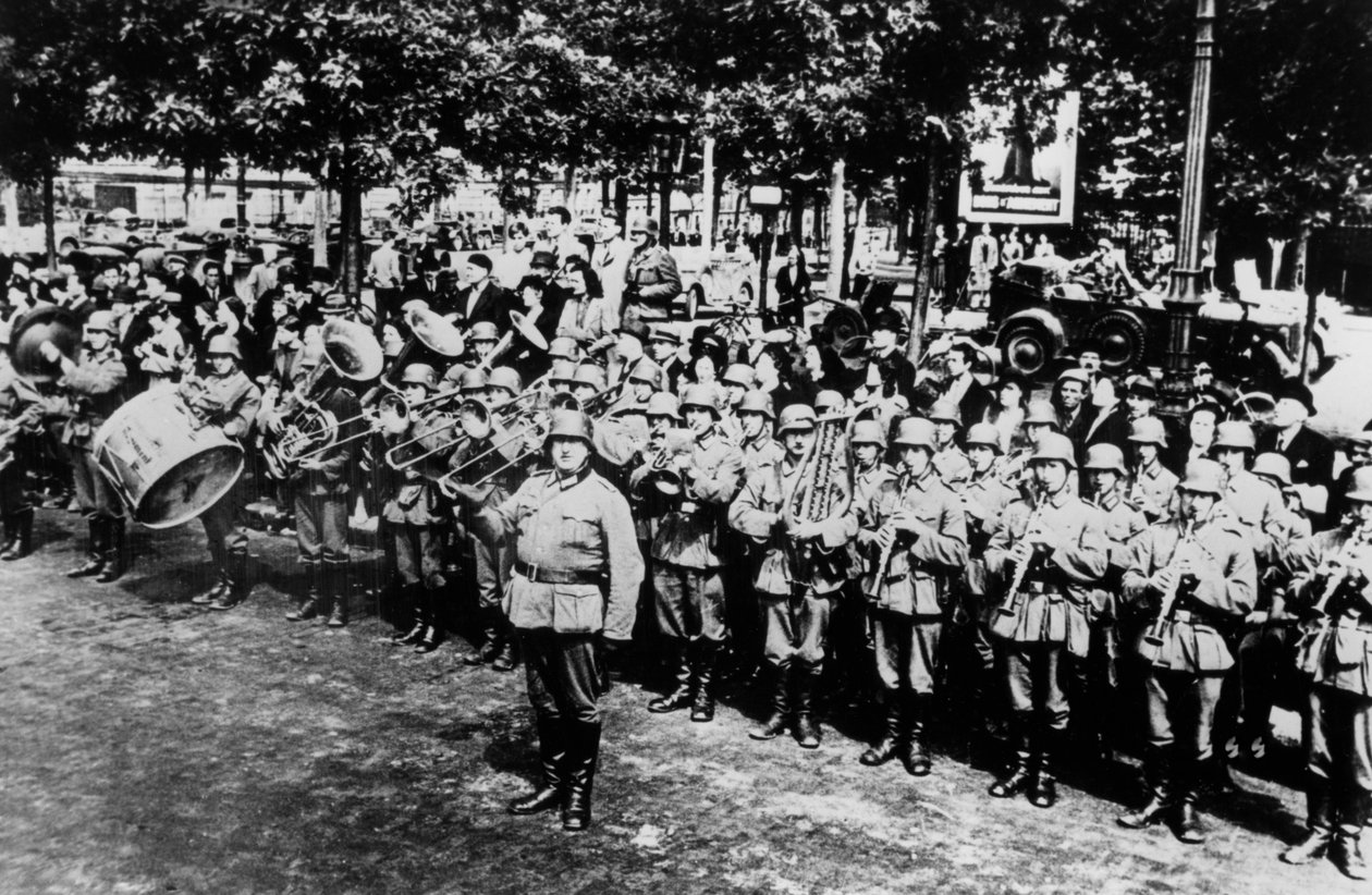पेरिस, जून 1940 के प्लेस डे लेटोइल पर परेड में जर्मन सैन्य बैंड द्वारा अज्ञात