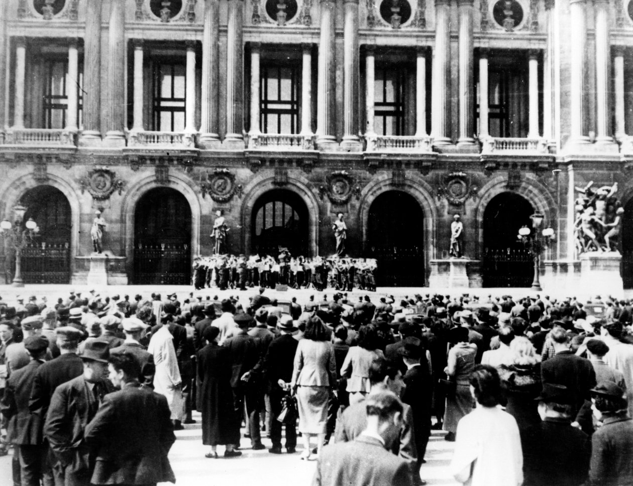 जर्मन सैन्य बैंड ने एक संगीत कार्यक्रम दिया, जिसमें पेरिस पर कब्जा कर लिया, 1940-1944 द्वारा अज्ञात