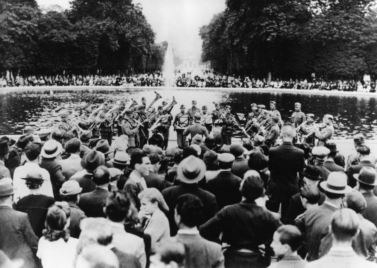 15 अगस्त 1940 को पेरिस के ट्यूलरी के गार्डन में जर्मन सैन्य संगीत कार्यक्रम द्वारा अज्ञात