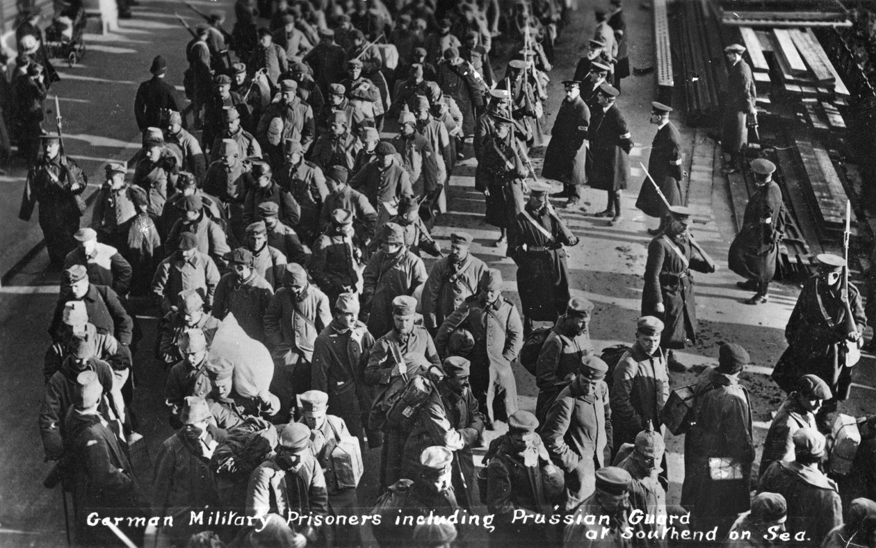 समुद्र पर साउथेंड में प्रशियन गार्ड सहित जर्मन सैन्य कैदी, c1914-1915 द्वारा अज्ञात