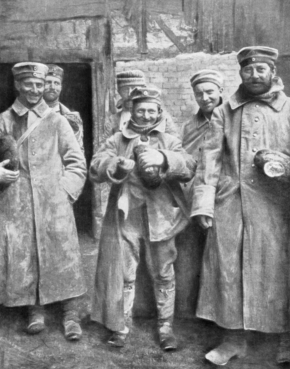 ब्रेड के अपने राशन के साथ युद्ध के जर्मन कैदी, 1915 द्वारा अज्ञात