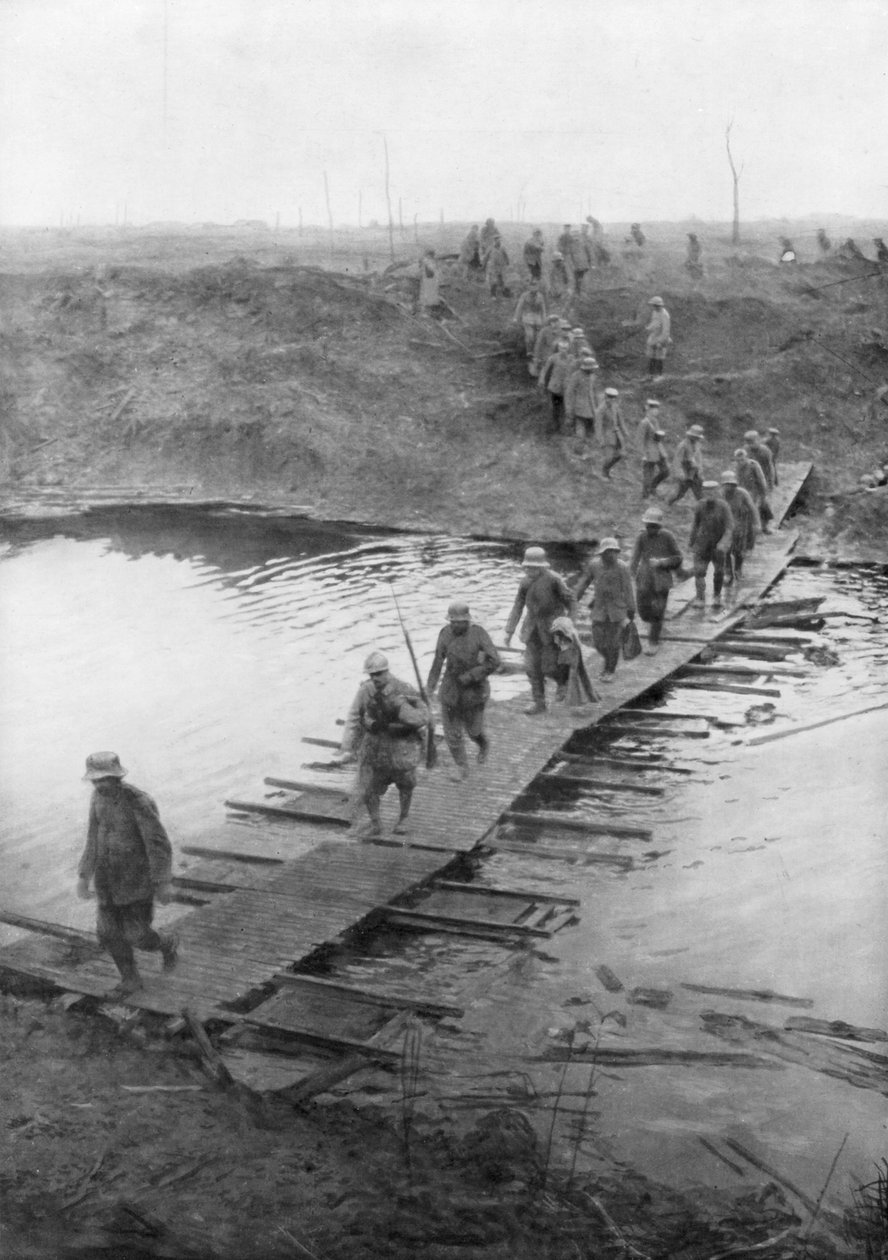 31 जुलाई 1917 को बेल्जियम की यसर नहर में डकबोर्ड ट्रैक पर जर्मन कैदी द्वारा अज्ञात