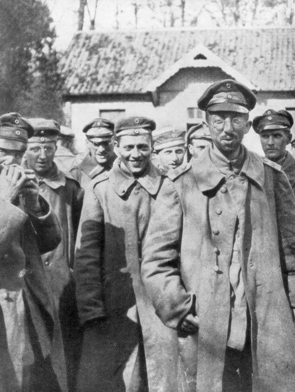 जर्मन कैदी 18 अप्रैल 1918 को फ्रांस गए द्वारा अज्ञात