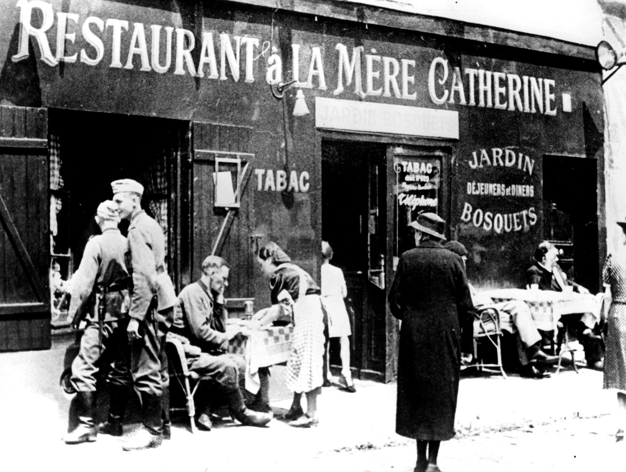 एक रेस्तरां में जर्मन सैनिकों ने जून 1940 को पेरिस पर कब्जा कर लिया द्वारा अज्ञात