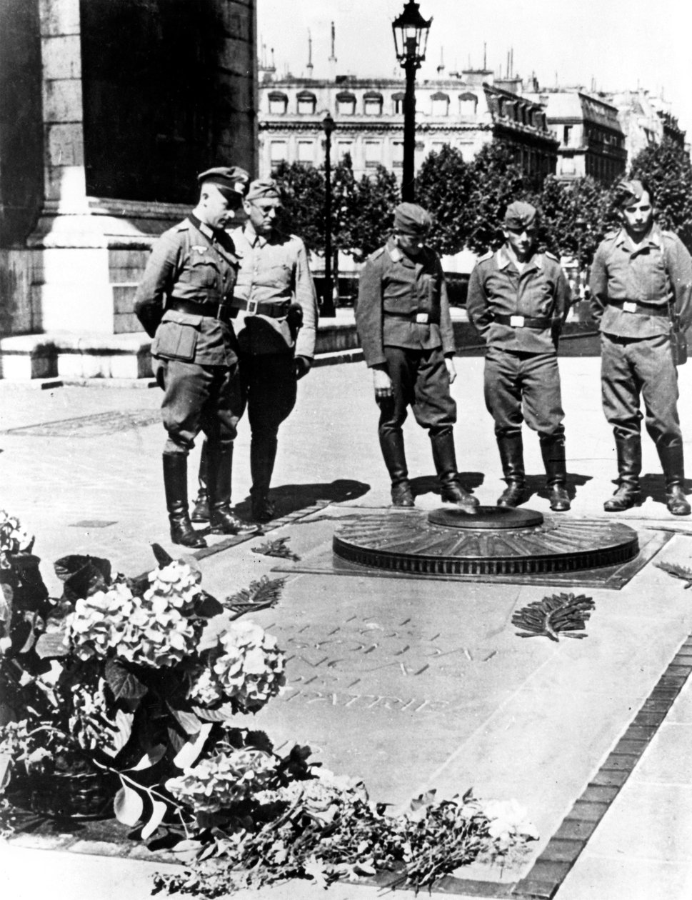 दिसंबर 1940 के पेरिस के आर्क डी ट्रायम्फ में अज्ञात सैनिक के मकबरे पर जर्मन सैनिक द्वारा अज्ञात