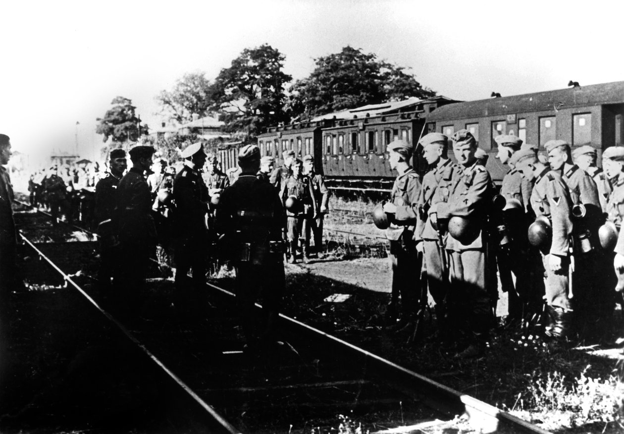 अगस्त 1940 के पेरिस उपनगरों के एक रेलवे स्टेशन में परिवहन की प्रतीक्षा कर रहे जर्मन सैनिक द्वारा अज्ञात