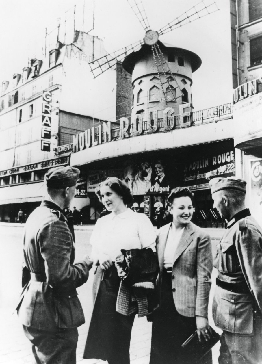 जर्मन सैनिकों ने मौलिन रूज के बाहर फ्रांसीसी महिलाओं से बातचीत की, जून 1940 को पेरिस पर कब्जा कर लिया द्वारा अज्ञात