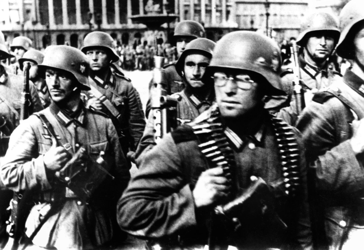 पेरिस में जर्मन सैनिक मार्च 14, 1940 द्वारा अज्ञात