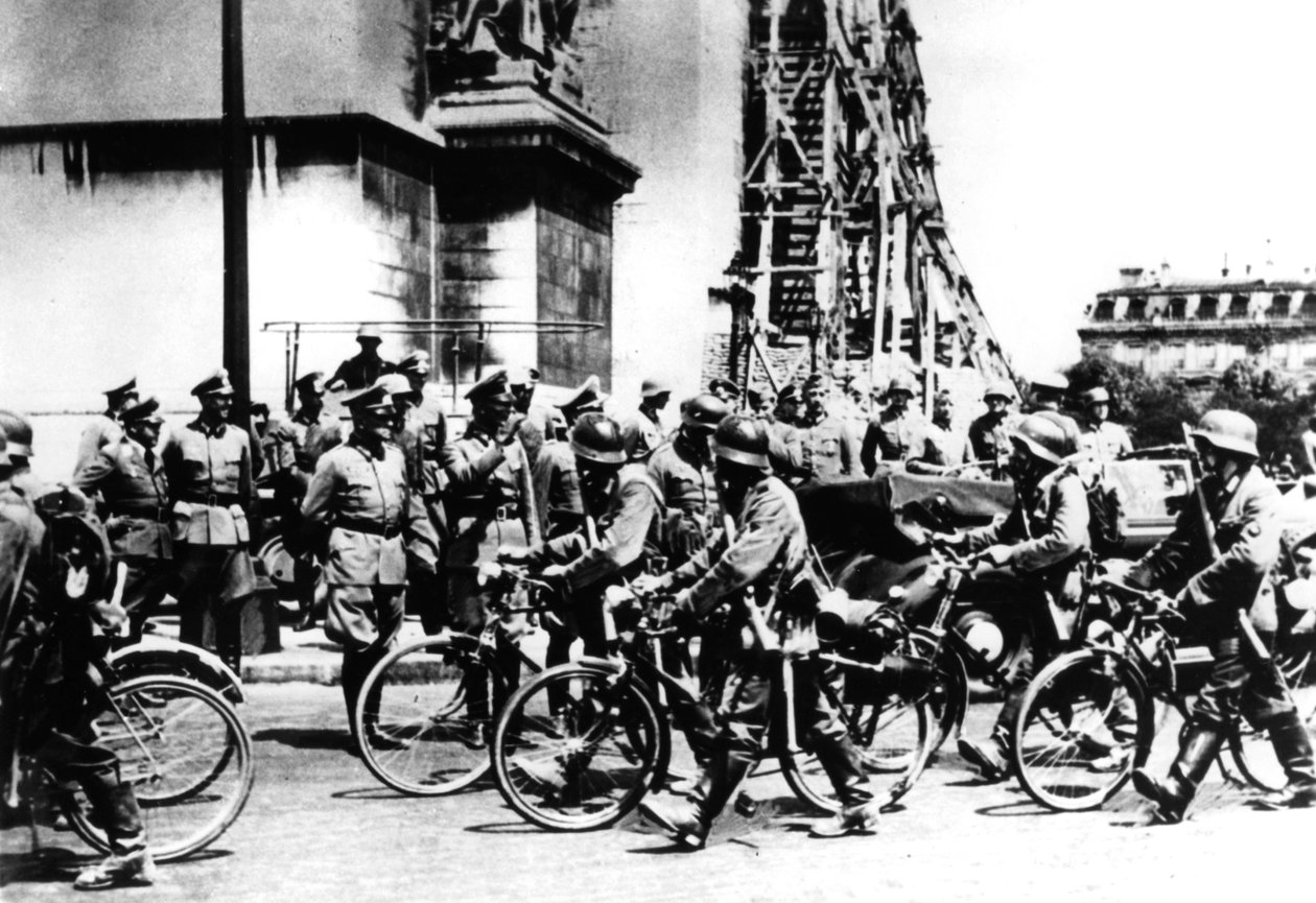 14 जून 1940 को पेरिस के आर्क डी ट्रायम्फ में मार्च करते हुए जर्मन सैनिक द्वारा अज्ञात