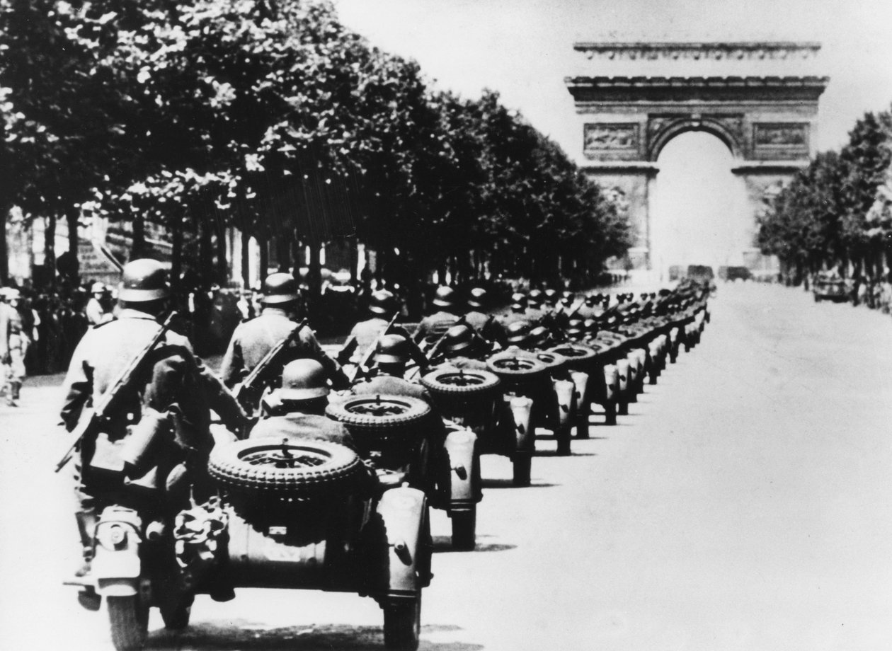 14 जून 1940 को पेरिस के चैम्प्स एलिसीस पर जर्मन सैनिक द्वारा अज्ञात