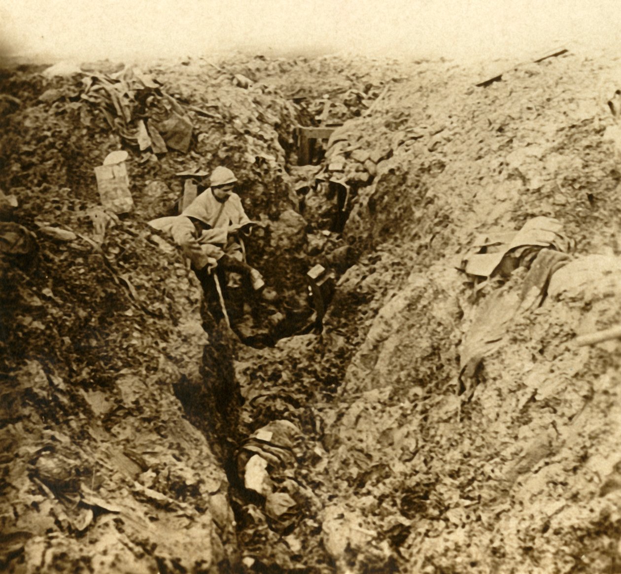 जर्मन खाईयां शेलिंग द्वारा नष्ट हो गई, वर्दुन, उत्तरी फ्रांस, c1914-c1918 द्वारा अज्ञात