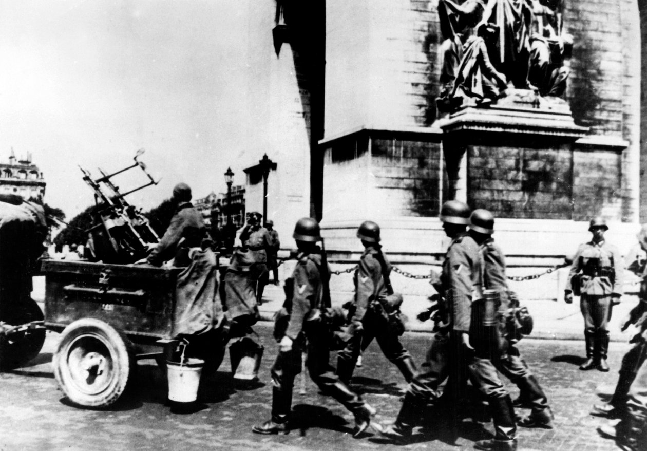 जून 1940 को पेरिस के आर्क डी ट्रायम्फ के सामने मार्च करते हुए जर्मन सैनिक द्वारा अज्ञात
