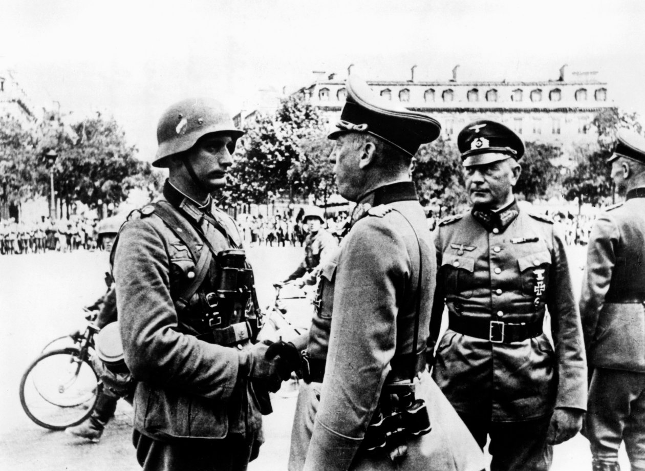 पेरिस पर कब्जा करने के बाद जर्मन जीत परेड, जून 1940 द्वारा अज्ञात