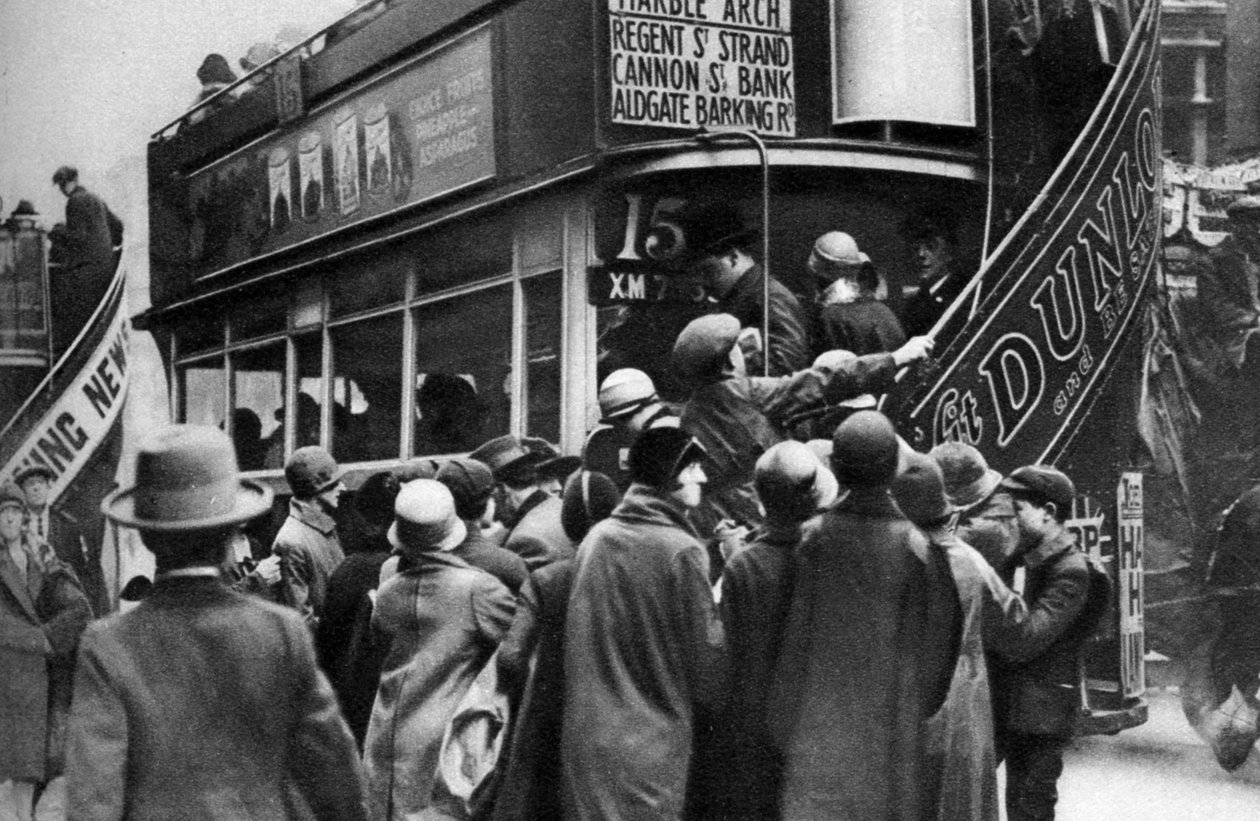 1926-1927, लंदन के लुडगेट हिल में एक बस पर चढ़ना द्वारा अज्ञात