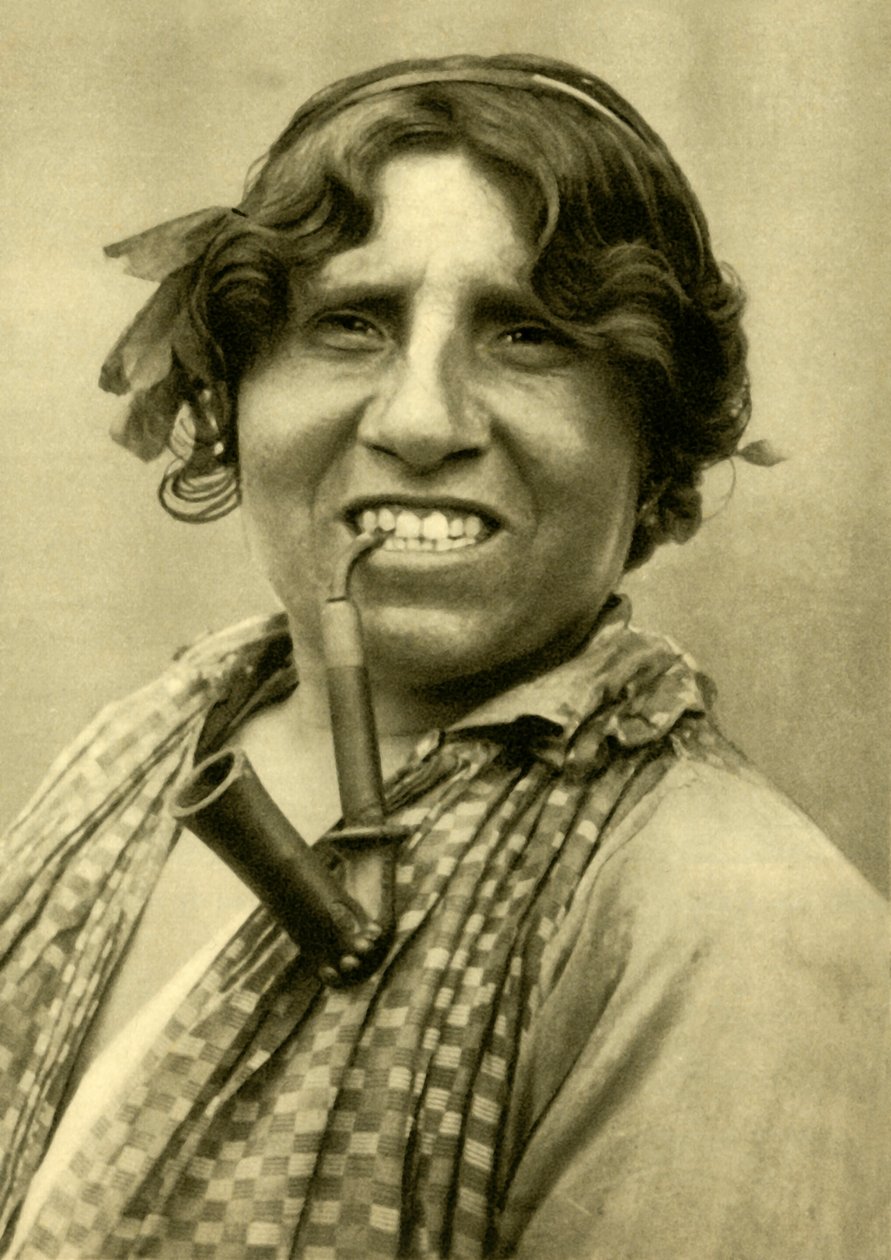 जिप्सी महिला एक पाइप धूम्रपान कर रही है, Burgenland, ऑस्ट्रिया, c1935। द्वारा अज्ञात