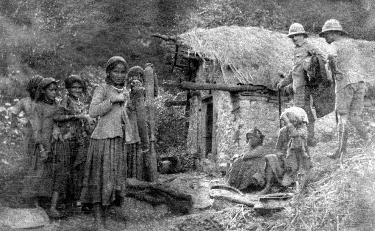 लड़कियों और ब्रिटिश सैनिकों, चकराता पहाड़ियों, भारत, 1917 द्वारा अज्ञात