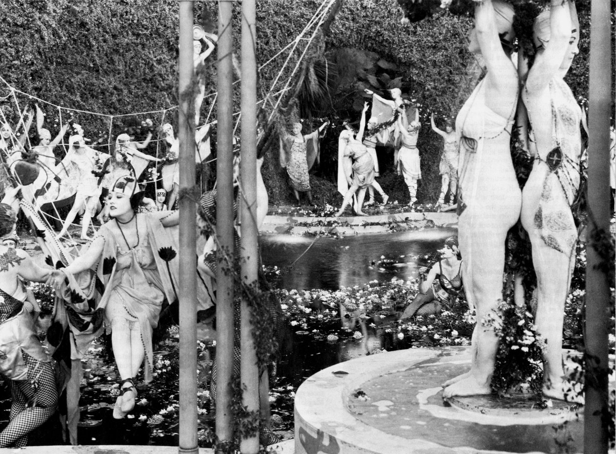1919 में फिल्म डोंट चेंज योर हस्बैंड में ग्लोरिया स्वानसन द्वारा अज्ञात