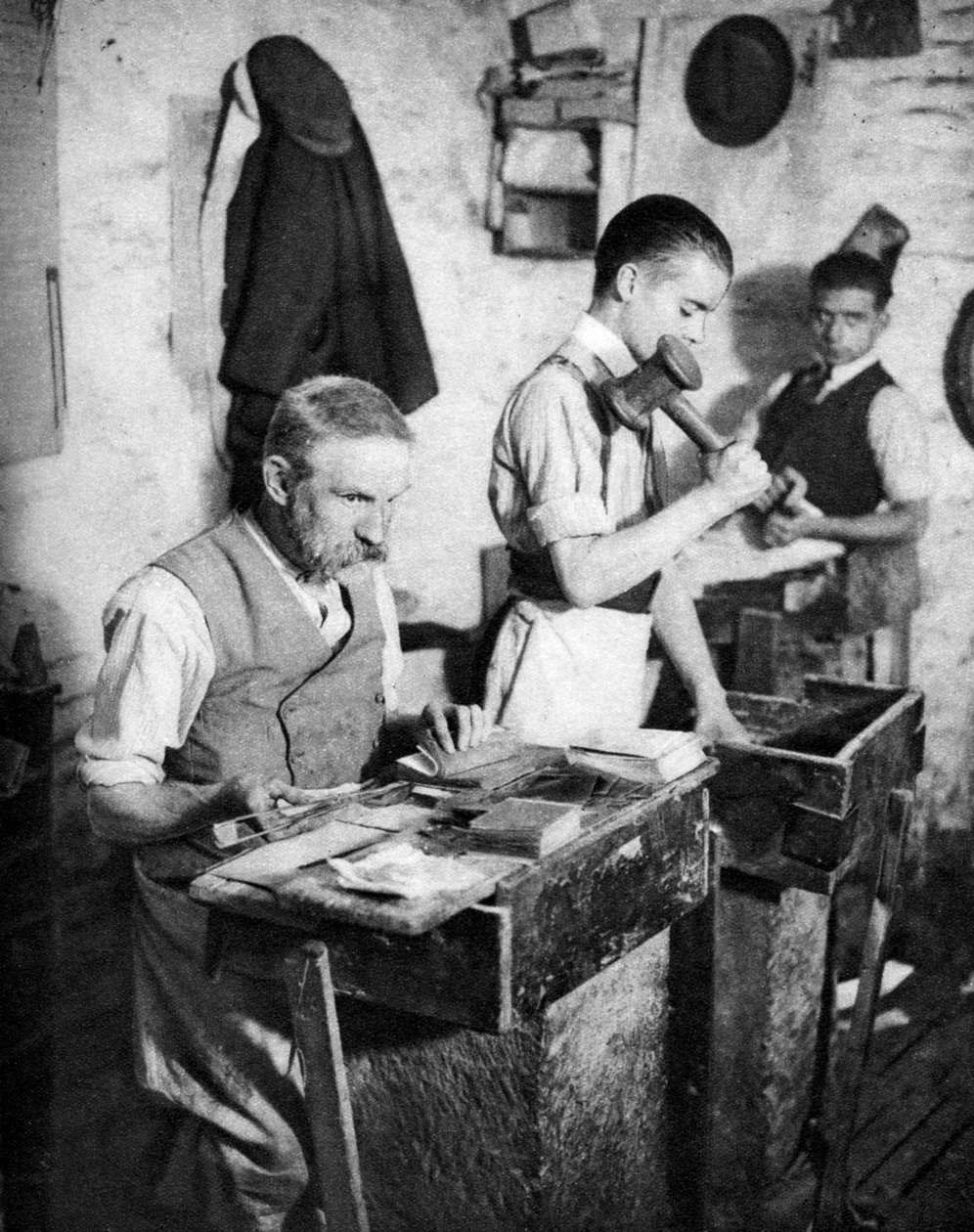 1926-1927 में लंदन की एक कार्यशाला में गोल्ड-बीटिंग द्वारा अज्ञात