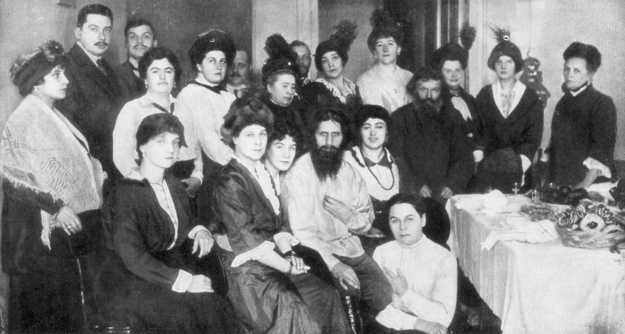 ग्रिगोरियो रासपुतिन और महिलाओं का एक समूह, 1917 द्वारा अज्ञात