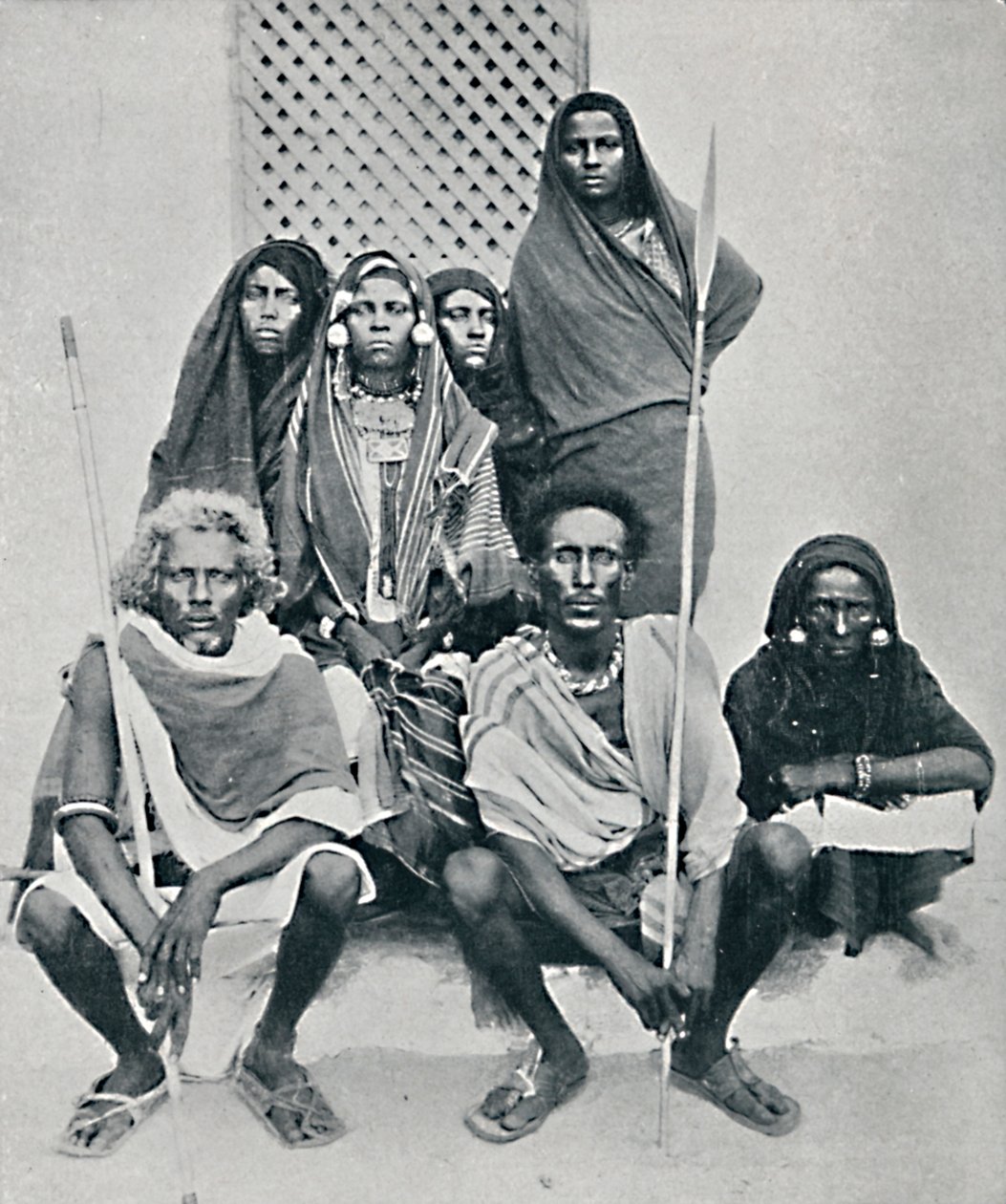इतालवी बंदरगाह, असैब बे, इरिट्रिया, 1912 से डानाकिल पुरुषों और महिलाओं का समूह द्वारा अज्ञात