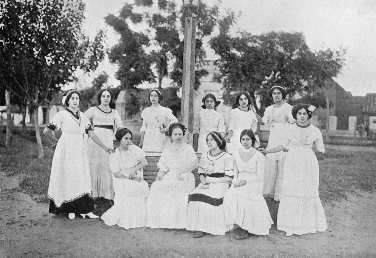 पैराग्वे की महिलाओं का समूह, कैरापेगुआ, पैराग्वे, 1911 द्वारा अज्ञात