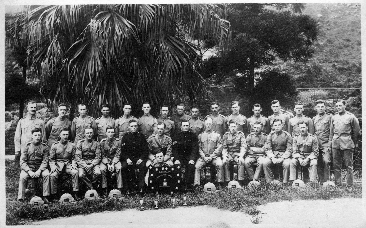 सी कंपनी का समूह चित्र, द्वितीय बटालियन द किंग्स रेजिमेंट, इराक, 1926 द्वारा अज्ञात
