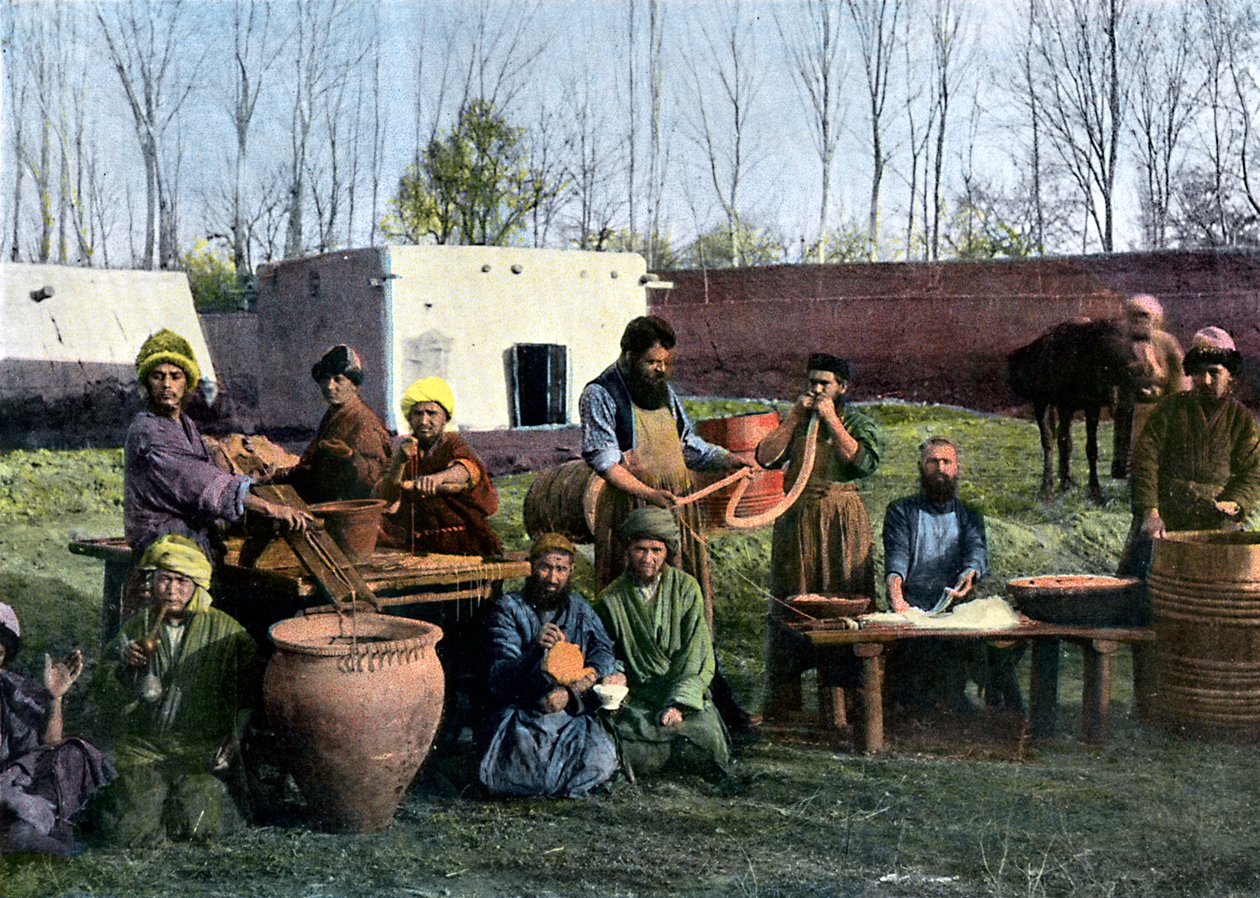 गट-ड्रेसिंग का काम, बुखारा, उज्बेकिस्तान, c1890 द्वारा अज्ञात
