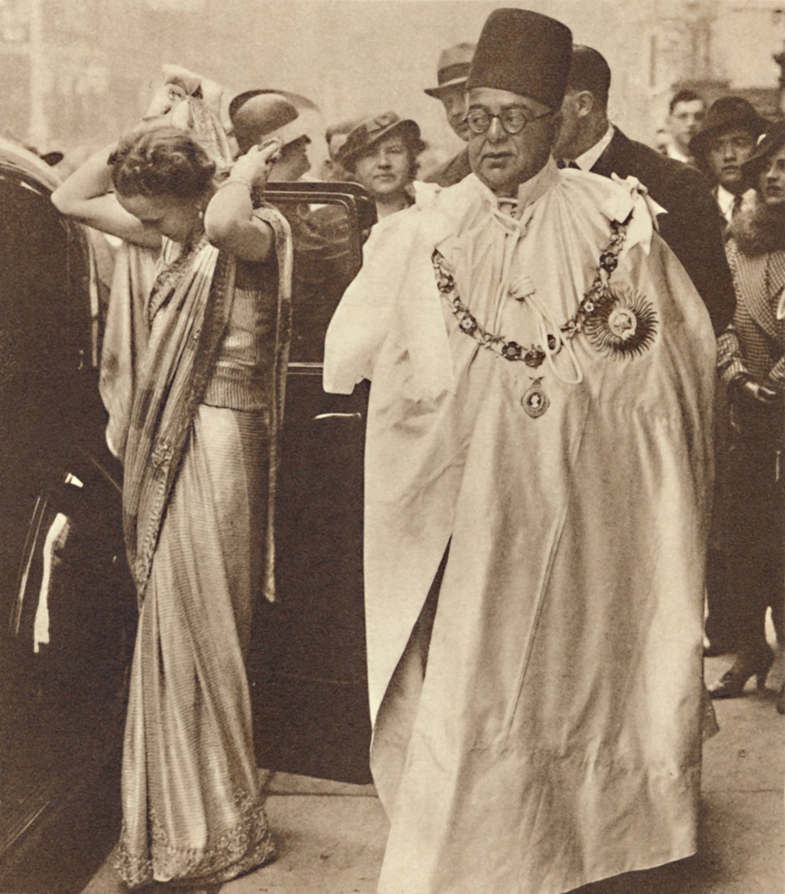 एचएच द प्रिंस आगा खान और बेगम आगा खान, 12 मई 1937 द्वारा अज्ञात
