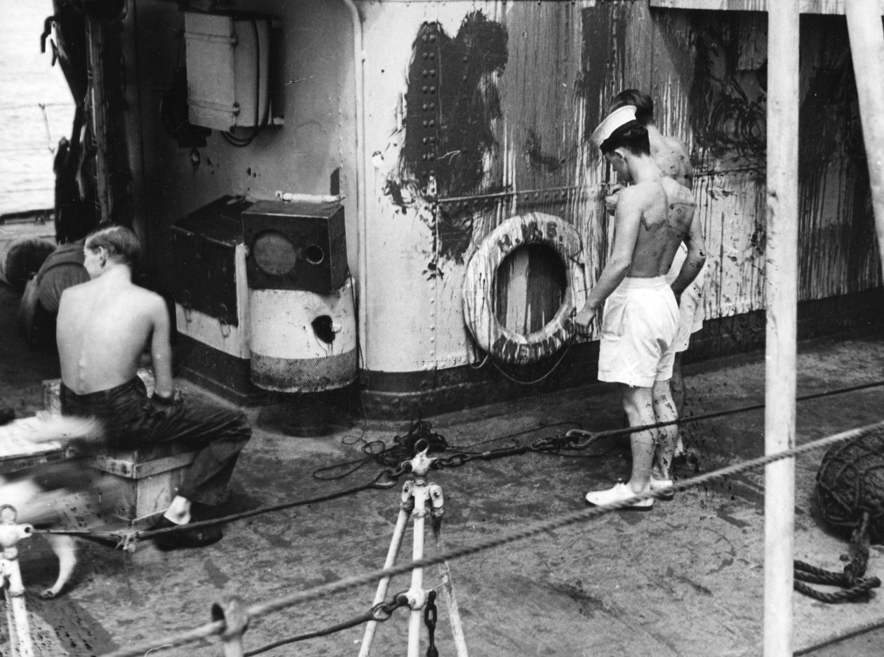 20 अप्रैल 1949 को यांग्त्ज़ी नदी पर कार्रवाई के बाद एचएमएस एमिथिस्ट द्वारा अज्ञात