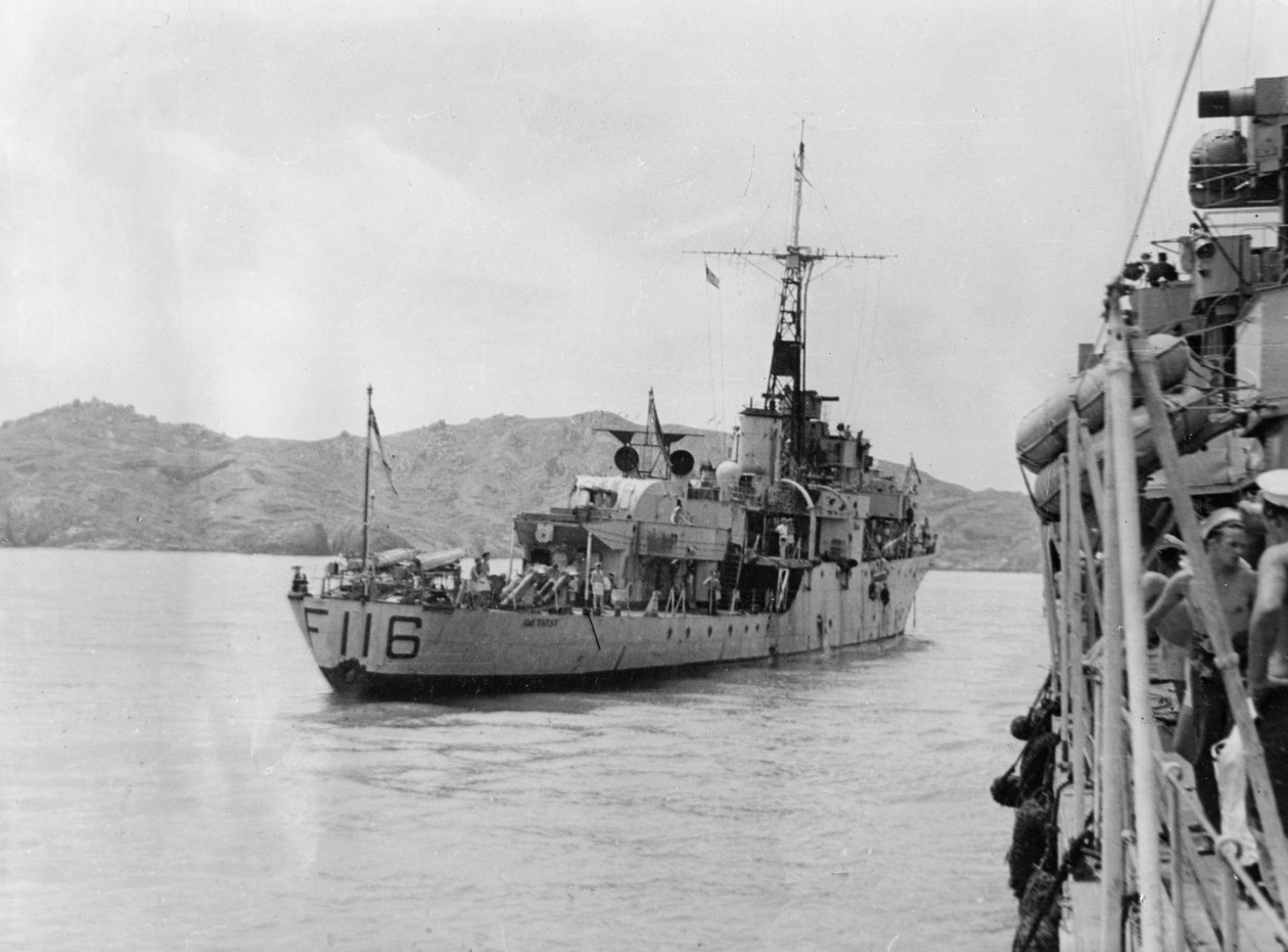20 अप्रैल 1949 को यांग्त्ज़ी नदी पर कार्रवाई के बाद एचएमएस एमिथिस्ट द्वारा अज्ञात