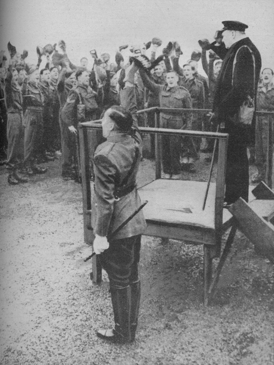 उनकी पुरानी रेजिमेंट के नए पुरुषों द्वारा 1941 में हेल किया गया। द्वारा अज्ञात