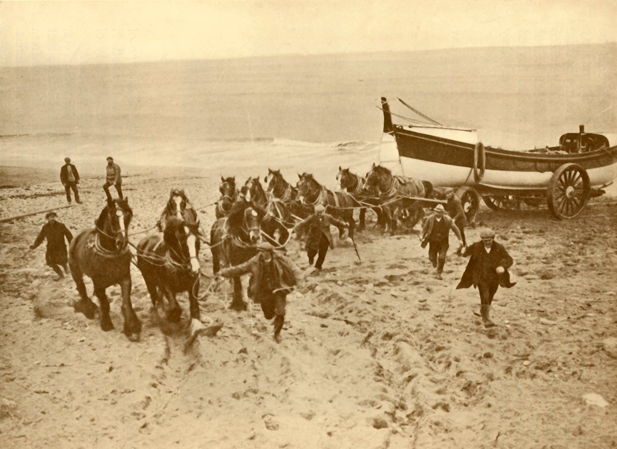 हाइलिंग द लाइफबोट, c1930। द्वारा अज्ञात
